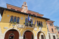 Rathaus mit venizianischem Löwen und Rundbögen