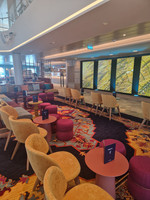 Loungebereich mit Sesseln und Sofas