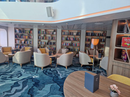 Leselounge mit Bücherregalen und Gesellschaftsspielen
