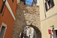 Enge Gasse mit Rundbogentor