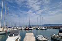 Hafen mit Segelbooten vor Anker